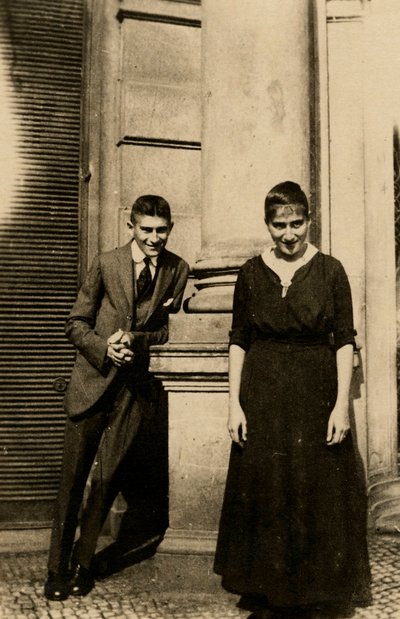 Franz Kafka (1883-1924) com sua irmã Ottla (1892-1943) perante a Casa Oposta em Praga par Anonymous, c. 1914 - Fotografia - Coleção Particular de Anonymous Anonymous