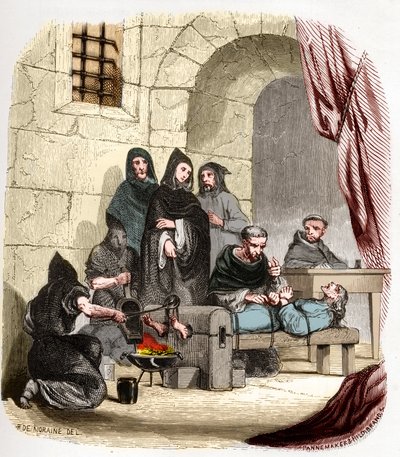 Inquisição em Espanha, no século XV: Maria de Borgonha (1457-1482), acusada de ser judia, é torturada por (santo) Pedro de Arbues (1441/1442-1485), inquisidor espanhol: ele está queimando os pés. Ilustração em "Mysteres of the Inquisition e de Anonymous Anonymous