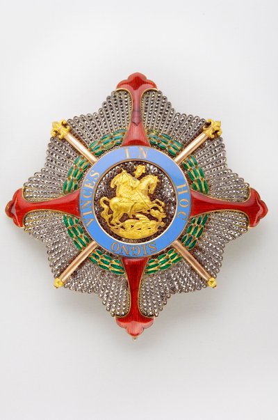 Reino das Duas Sicílias - Casa Real das Duas Sicílias: placa da Ordem de São Jorge da Reunião - Modelo para o Grande Mestre - início do século XIX - Ouro, prata, marcasite e emal - D 8,5 cm; peso 80 g - Colecção privada de Anonymous Anonymous