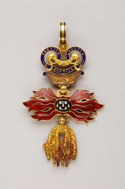 Ordem do Velo de Ouro: Velo de Ouro Austríaco - Distintivo reduzido - 1850-1900 - Ouro e emalhados - H 6,2 cm; W 4,1 cm; Peso: 20 g - Colecção privada de Anonymous Anonymous
