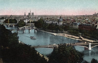 Paris: panorama do Sena em direcção à Catedral de Notre-Dame e à Ile de la Cite. Fotografia de 1920 no "Álbum Artístico" da cidade de Paris. Coleção particular. de Anonymous Anonymous