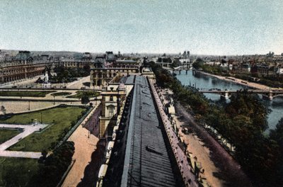 Paris: panorama em direcção ao Louvre. La Seine e Cathedrale Notre Dame (Notre-Dame), à direita. Fotografia de 1920 no "Álbum Artístico" da cidade de Paris. Coleção particular. de Anonymous Anonymous