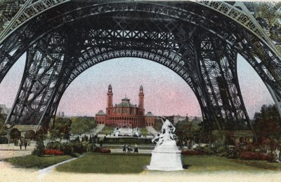 Paris: o Palais du Trocadero visto sob a Torre Eiffel. Fotografia de 1920 no "Álbum Artístico" da cidade de Paris. Coleção particular. de Anonymous Anonymous
