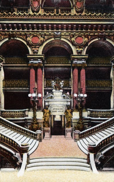 Paris: vista para a grande escadaria da Ópera Garnier. Fotografia de 1920 no "Álbum Artístico" da cidade de Paris. Coleção particular. de Anonymous Anonymous