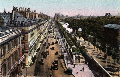 Paris: vista do trânsito na rue de Rivoli, em direcção ao Louvre. Fotografia de 1920 no "Álbum Artístico" da cidade de Paris. Coleção particular. de Anonymous Anonymous