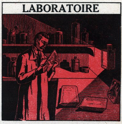 Fotografia: um fotógrafo em seu laboratório para revelar fotos. Ilustração anónima a partir de 1925. Coleção privada. de Anonymous Anonymous