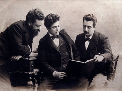 Retrato de (de l. a r.) Alberto Franchetti (1860-1942), Pietro Mascagni (1863-1945) e Giacomo Puccini (1858-1924) compositores italianos Fotografia. 1900 ca. Coleção particular de Anonymous Anonymous