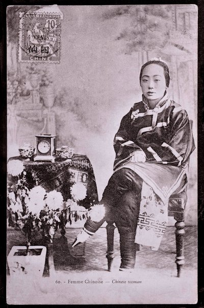 Retrato de mulher chinesa em traje tradicional Ela tem pés em tiras - Fotografia do início do século 20 - Coleção particular de Anonymous Anonymous