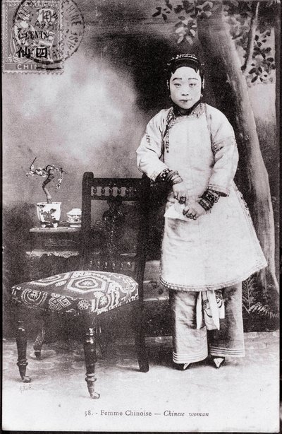 Retrato de uma jovem chinesa em traje tradicional Ela tem pés em tiras - Fotografia do início do século 20 - Coleção particular de Anonymous Anonymous