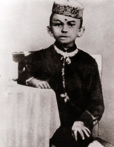 Retrato do líder político Mohandas Karamchand Gandhi (1869-1948) criança - Fotografia por volta de 1875 de Anonymous Anonymous