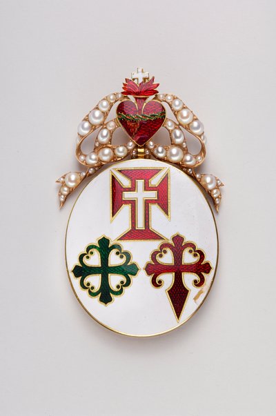 Portugal - Grand Cross Ribbon of the Three Orders: Crachá da Grande Cruz das Três Ordens provavelmente pertenceu a Maria II de Bragança (1819-1853), Rainha de Portugal - Modelo para Senhora - 1800-1850 - Ouro com Emal e Pérolas - H: 8 cm; W: 4,7 cm; Peso:  de Anonymous Anonymous