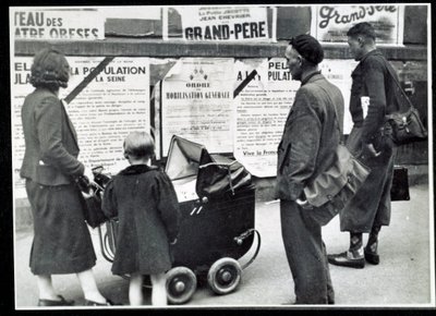 Segunda Guerra Mundial (1939-1945): Passageiros lêem os cartazes de mobilização em Setembro de 1939 de Anonymous Anonymous