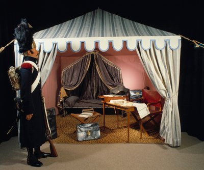 Tenda de Napoleão I no bivouac com uma granadeiro a pé da Guarda Imperiale a levantar guarda. Paris do século XIX, Musee de l