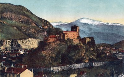 O castelo e a cadeia dos Pirenéus em Lourdes - Pirenéus de Hautes (65) por volta de 1900. de Anonymous Anonymous