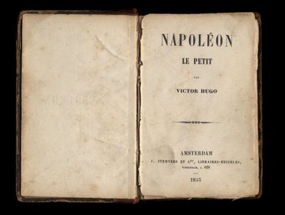 Página de título de "Napoleão o Pequeno", panfleto político de Victor Hugo sobre Louis-Napoleão Bonaparte (Napoleão III). 1855. de Anonymous Anonymous