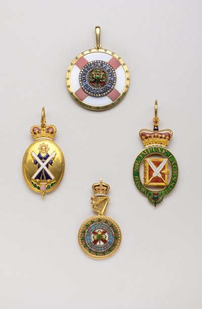 Reino Unido - Ordem de Cardo - Esquerda: insígnia de arauto das armas escocesas, esta insígnia não está exclusivamente ligada à Ordem de Cardo, meados do século XVIII, Ouro e Esmaltes, H 7 cm; w 3,8 cm; peso: 36 g - Direita: insígnia de reitor do O de Anonymous Anonymous