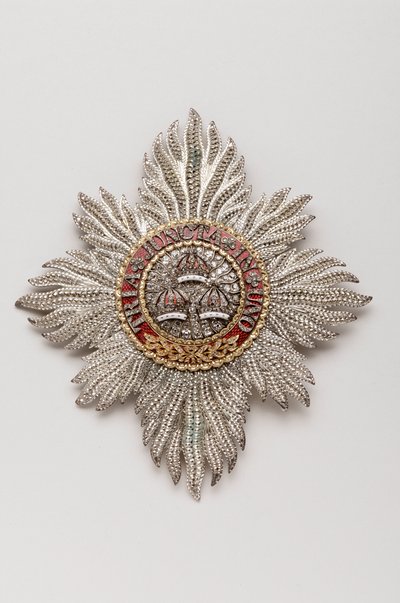 Reino Unido - Order of the Bath: Placa do cavaleiro pertencente a George IV (1762-1830), Regente, depois Rei de Inglaterra (1820-1830) - Fabricada por Rundell, Bridge & Rundell, Londres - 1813 - Ouro, prata, diamantes e esmaltes - H 11,9 cm; w 10,6 cm; pes de Anonymous Anonymous