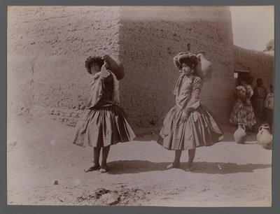 Duas mulheres carregando jarros de barro que não usam meia-calça (impressão de albúmen de prata) de Antoin Sevruguin