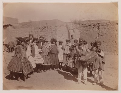 Grupo de mulheres dançando em traje tribal (impressão albumen prata) de Antoin Sevruguin