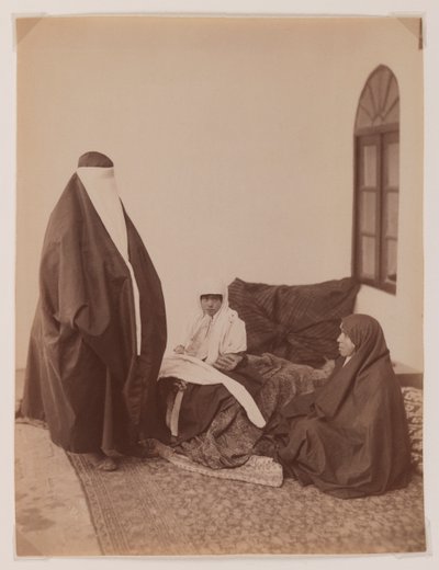 Duas mulheres veladas e uma criança (foto albúrea de prata) de Antoin Sevruguin