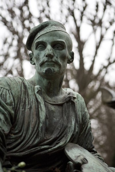 Túmulo de Jean Louis Andre Theodore Gericault (1791-1824) (bronze) de Antoine Etex
