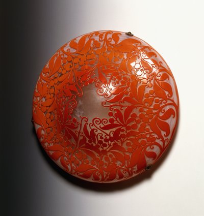 Uma cortina suspensa projetada pelos irmãos Daum, decorada com um desenho de frutas e folhas em cor coral, século 20 (vidro, esmalte) de Antonin and Auguste Daum