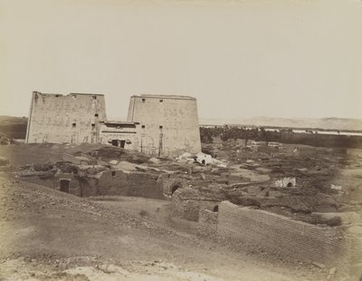 Edfu, vista de Pylon e Village de Antonio Beato