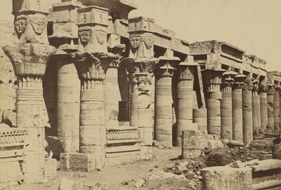 Philae: Colonnade com capela de Nectenebo I de Antonio Beato