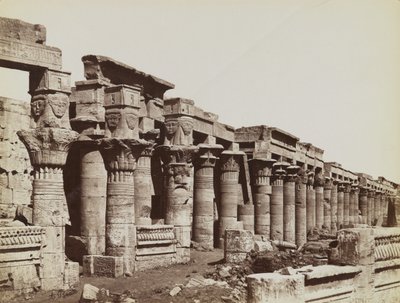 Philae, vista do sudeste do Colonnade Oeste no Templo de Isis de Antonio Beato