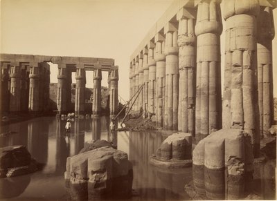 O pátio inundado de Amenhotep III no Templo de Luxor de Antonio Beato