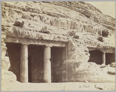 Túmulos em Beni Hasan, vista da fachada dos túmulos de Khnum-hotep e Beni Hasan de Antonio Beato