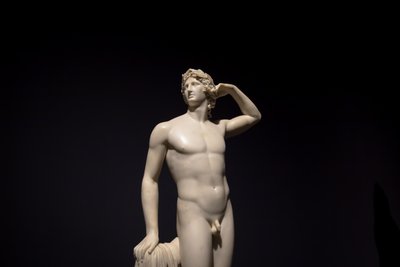 MILÃO, ITÁLIA - junho de 2020: a antiga escultura Apolo a cantar para si próprio - 1782 - Ant..., 2019 (foto) de Antonio Canova