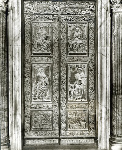 Porta do painel de alívio decorada com cenas de Cristo, a Virgem, SS. Pedro e Paulo e a vida do Papa Eugênio IV de Antonio Filarete