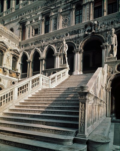 Vista da Scala dei Giganti (escadaria dos Gigantes) que conduz à entrada do Palácio Ducal (palazzo ducale) feita por Antonio Rizzo (1430-1499) 1483-1491 Veneza de Antonio Rizzo