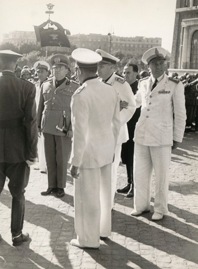 Álbum "MVSN- Blackshirts": Carlo Delcroix fim da guerra e a medalha de ouro em uniforme branco do "Cabo de Honra" do MVSN (foto a p/b) de Antonio Savio