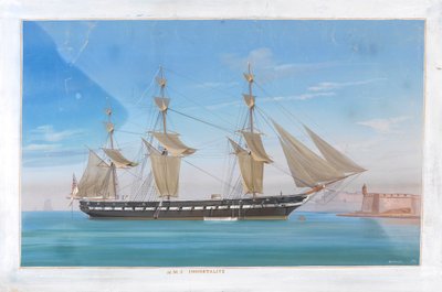 Navio a vapor assistido por vela HMS "Immortalite" ancorado perto de uma costa com ameias de Antonio de Simone