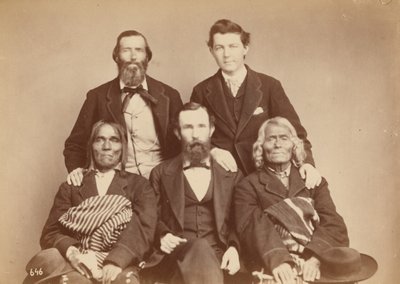 Alexander Gardner, William Henry Jackson e Antonio Zeno Shindler com os delegados Pueblo Alejandro Padilla, Governador de Isleta, e Ambrosio Abeita, Ex-Governador de Isleta,1868 (foto) de Antonion Zeno Shindler