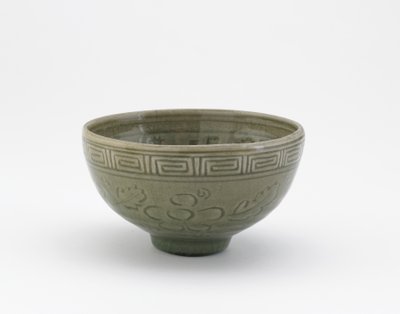 Tigela de servir no estilo de louça Longquan, Tigela de servir (hachi), início do século 19 (grés com esmalte celadon) de Aoki (attr. to) Mokubei