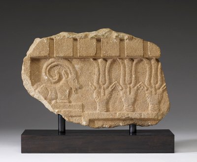 Fragmento de um Frieze com um Ibex e Oryxes, século V-4 a.C. (calcário) de Arabian South
