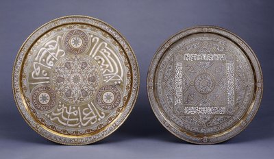 Duas bandejas circulares de latão incrustadas em ouro, cobre e prata, decoradas com arabescos e inscrições, finais do século XIX de Arabic School