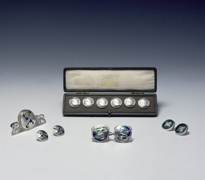 Uma seleção de prata Silverwork, c.1901-07 (prata) de Archibald Knox
