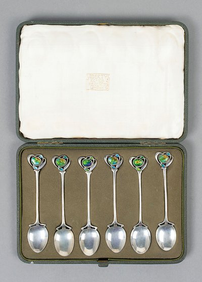 Uma caixa de colheres de prata Cymric com remates esmaltados projetados por Archibald Knox (1864-1933) de Archibald Knox