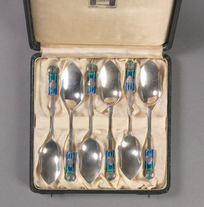 Conjunto de seis colheres na caixa original, fabricante Liberty and Company, c.1895-1910 de Archibald Knox