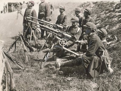 Dragões franceses com metralhadoras durante a Primeira Guerra Mundial (foto a p/b) de Argus Photographic Agency