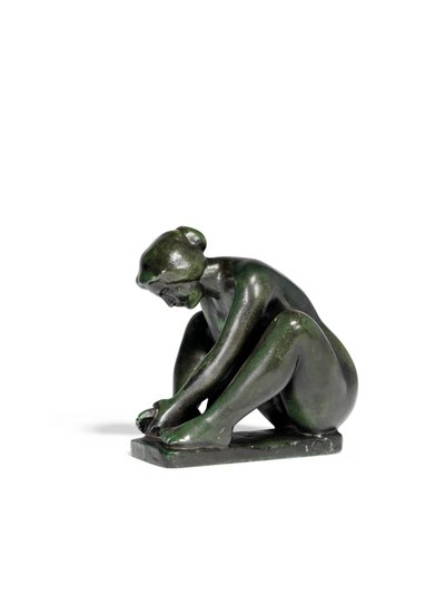 Menina agachada segurando um pé de Aristide Maillol