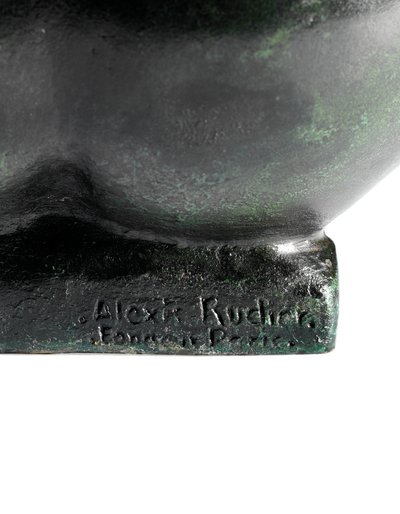 Menina agachada segurando um pé de Aristide Maillol