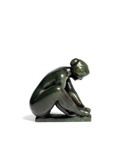 Menina agachada segurando um pé de Aristide Maillol