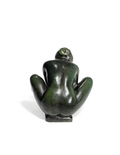 Menina agachada segurando um pé de Aristide Maillol