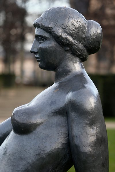 Jardin des tuileries, Aristide Maillol, Jeune fille allongee, bronze 1921, D