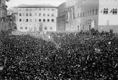 Multidão reunida na Piazza Signoria por ocasião da visita de Hitler e Mussolini em Florença, 19/05/38 (foto a p/b) de Armando Bruni